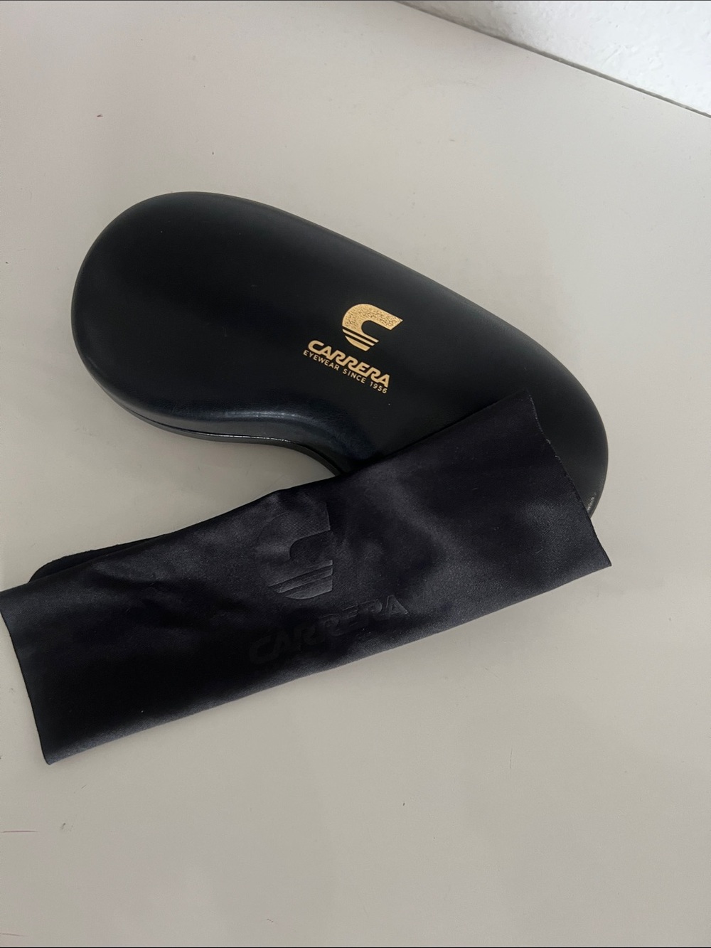 Carrera case and cloth